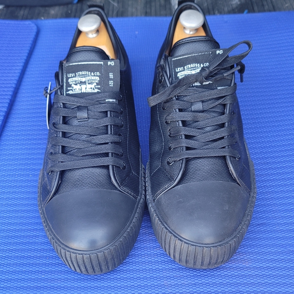 [C] Levi's low cut black leather Sneaker NWT sz.11.5